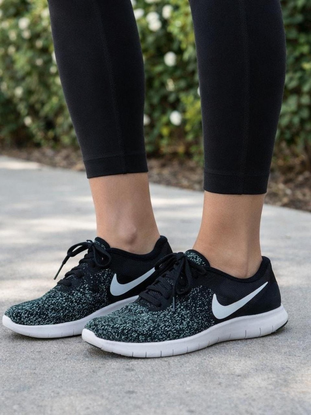 Nike Women’s Flex Contact Black and Teal Lightweight Running Sneakers 8